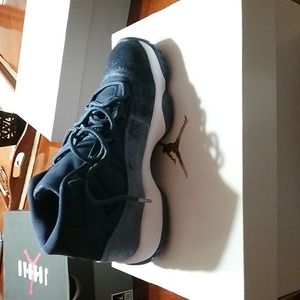 Wins Air Jordans 11 Retro Size 5 women